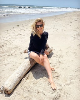 Daisy Fuentes feet photo thumbnail