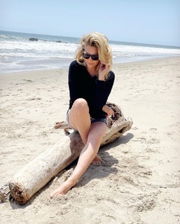 Daisy Fuentes feet photo thumbnail