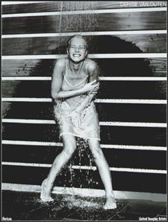 Denise Van Outen feet photo thumbnail