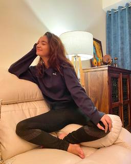 Anushka Sen feet photo thumbnail