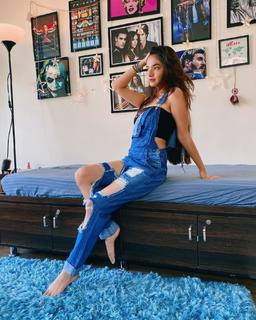 Anushka Sen feet photo thumbnail