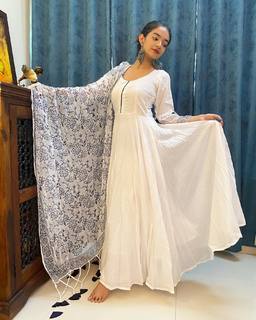 Anushka Sen feet photo thumbnail