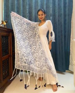 Anushka Sen feet photo thumbnail