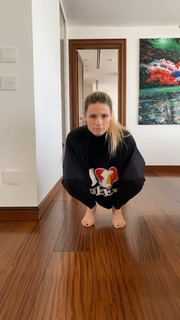 Michelle Hunziker feet photo thumbnail