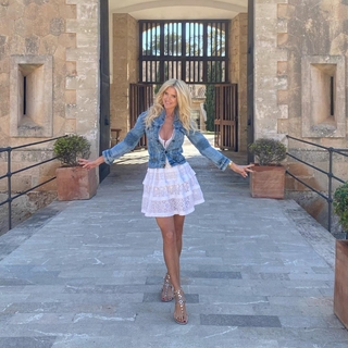 Victoria Silvstedt feet photo thumbnail