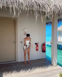 Olivia Culpo feet photo thumbnail