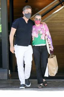 Emma Roberts feet photo thumbnail