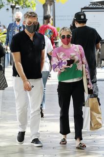 Emma Roberts feet photo thumbnail