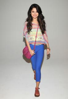 Selena Gomez feet photo thumbnail
