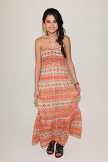 Selena Gomez feet photo thumbnail