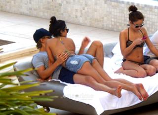 Vanessa Hudgens feet photo thumbnail
