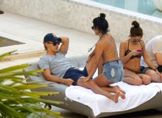 Vanessa Hudgens feet photo thumbnail