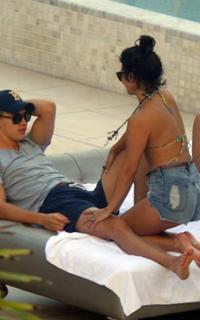 Vanessa Hudgens feet photo thumbnail
