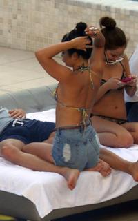 Vanessa Hudgens feet photo thumbnail