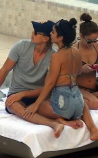 Vanessa Hudgens feet photo thumbnail
