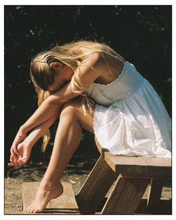 Alexis Ren feet photo thumbnail
