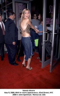 Mandy Moore feet photo thumbnail