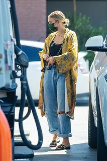 Ashlee Simpson feet photo thumbnail