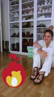 Mary Synatsaki feet photo thumbnail