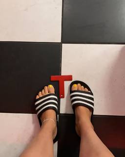 Kate Hudson feet photo thumbnail