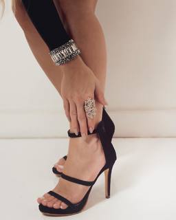 Carla Diaz feet photo thumbnail
