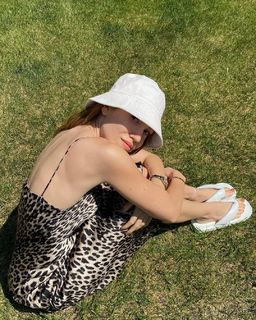 Duygu Özaslan feet photo thumbnail