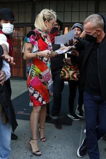 Miley Cyrus feet photo thumbnail