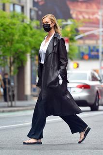 Karlie Kloss feet photo thumbnail