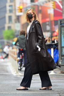 Karlie Kloss feet photo thumbnail