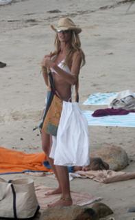 Elle Macpherson feet photo thumbnail
