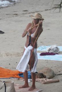 Elle Macpherson feet photo thumbnail