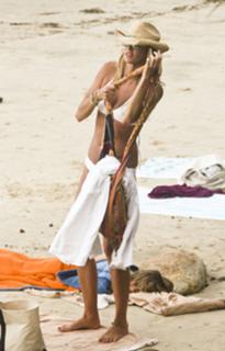 Elle Macpherson feet photo thumbnail