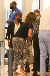 Halle Berry feet photo thumbnail