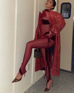 Kylie Jenner feet photo thumbnail