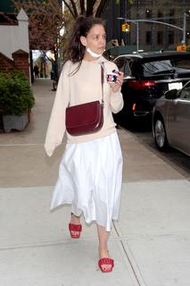 Katie Holmes feet photo thumbnail