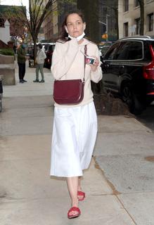 Katie Holmes feet photo thumbnail