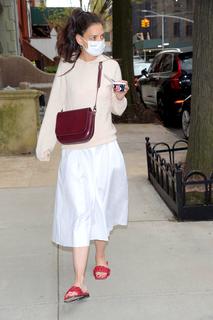 Katie Holmes feet photo thumbnail