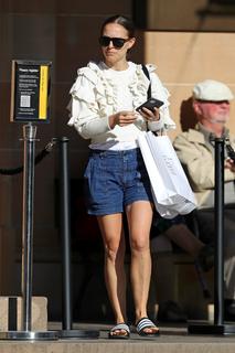 Natalie Portman feet photo thumbnail