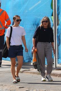 Natalie Portman feet photo thumbnail