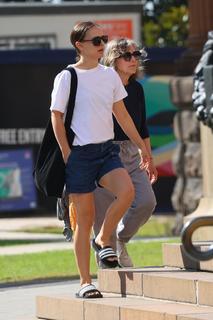 Natalie Portman feet photo thumbnail