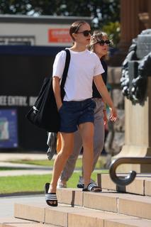 Natalie Portman feet photo thumbnail