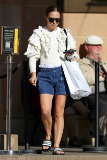 Natalie Portman feet photo thumbnail