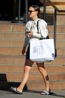 Natalie Portman feet photo thumbnail