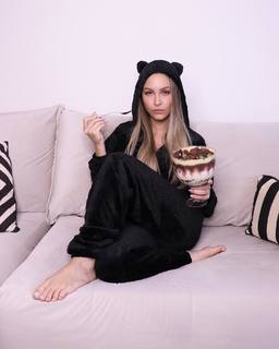 Carla Diaz feet photo thumbnail
