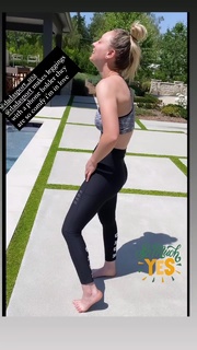 Kaley Cuoco feet photo thumbnail