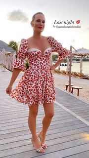 Molly Sims feet photo thumbnail