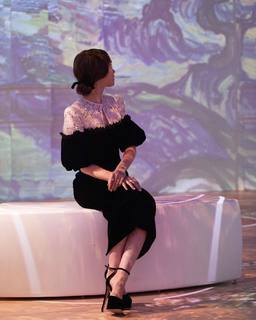 Lily Collins feet photo thumbnail