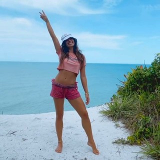 Isis Valverde feet photo thumbnail