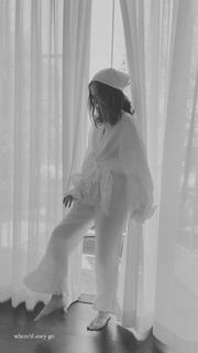 Zoey Deutch feet photo thumbnail