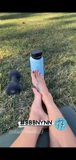 Brooke Burke feet photo thumbnail